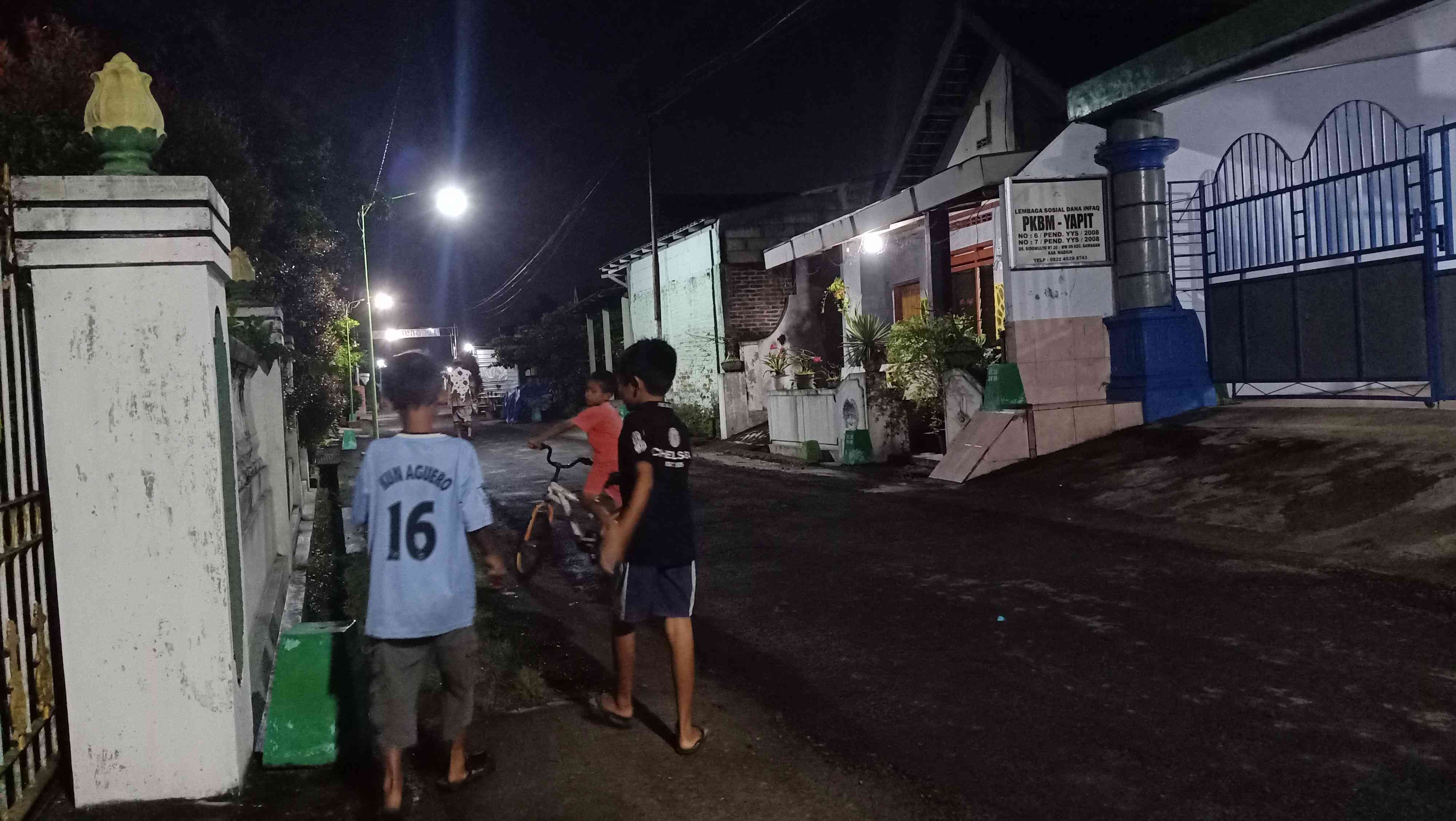 Anak-anak bermain setelah tarawih. Foto dokpri