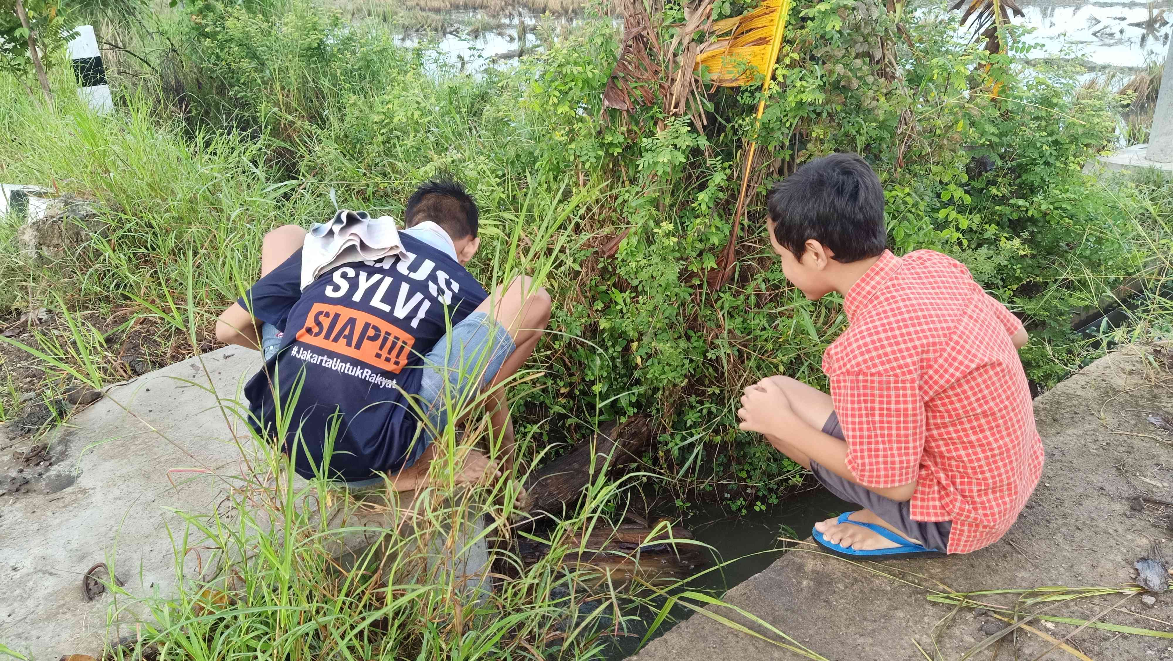 Anak-anak main di parit saat puasa Ramadan. Foto dokpri