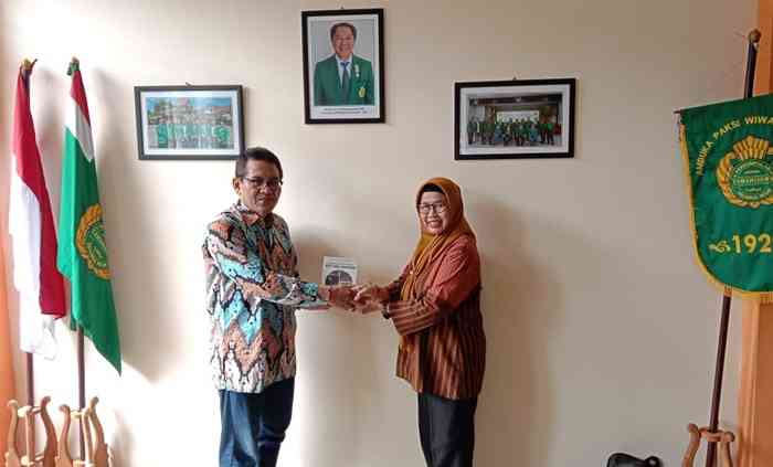 Penulis buku Ki Bambang Widodo sedang menyerahkan buku kepada perwakilan Taman Siswa (Sumber: Barahmus DIY)