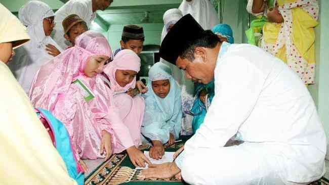 Antre meminta tanda tangan imam sholat tarawih saat Ramadan. Foto: Beautynesia.com