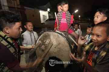 Tradisi membangunkan orang sahur dengan memukul bedug keliling kampung. Foto: Tribunnews.com