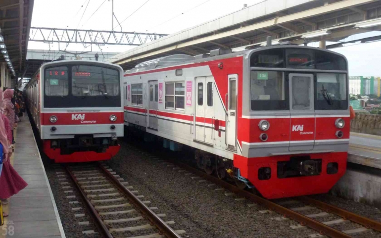 Dua KRL Commuter Line di Stasiun Manggarai yang kini selalu padat penumpang | Foto penulis