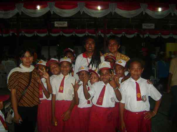 Bersama Putra-putri Papua Barat yang masih belajar di Sekolah Dasar saat Jambore Kebangsaan, Manokwari - 2008 | Dok pribadi