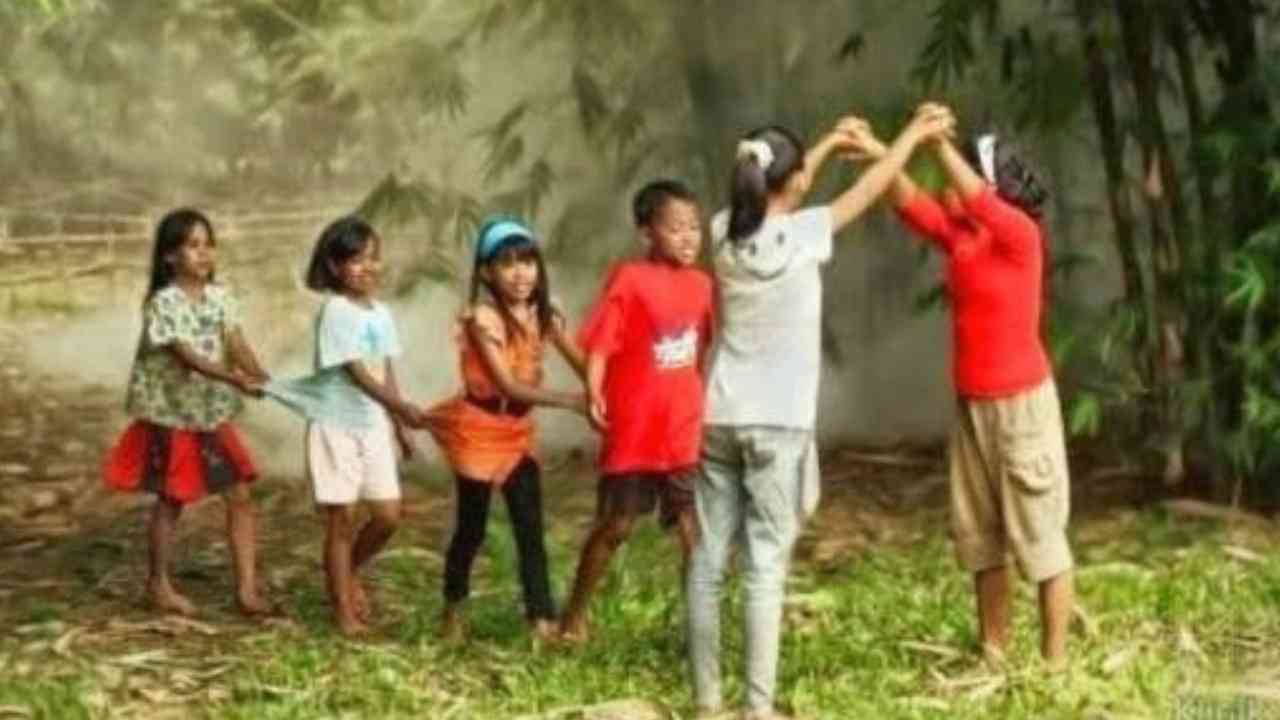 Permainan tradisional Indonesia. Sumber foto : 1001indonesia.net