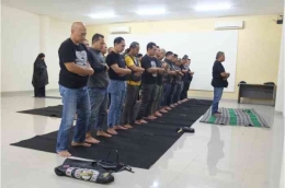 Susana shalat Maghrib berjamaah yang diimami oleh salah satu founder RoRI, Bazz (DOc. Kangmox)