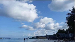 Kondisi Pantai Mandala Ria di sore hari, didokumentasikan oleh Wening Ila Idzatilangi.
