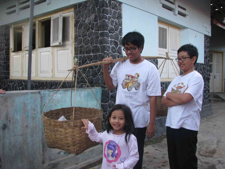 Kaka, Mas, dan Teteh di depan rumah Apa dan Ibu saat liburan sekolah dua belas tahun lalu. Dokumen pribadi.