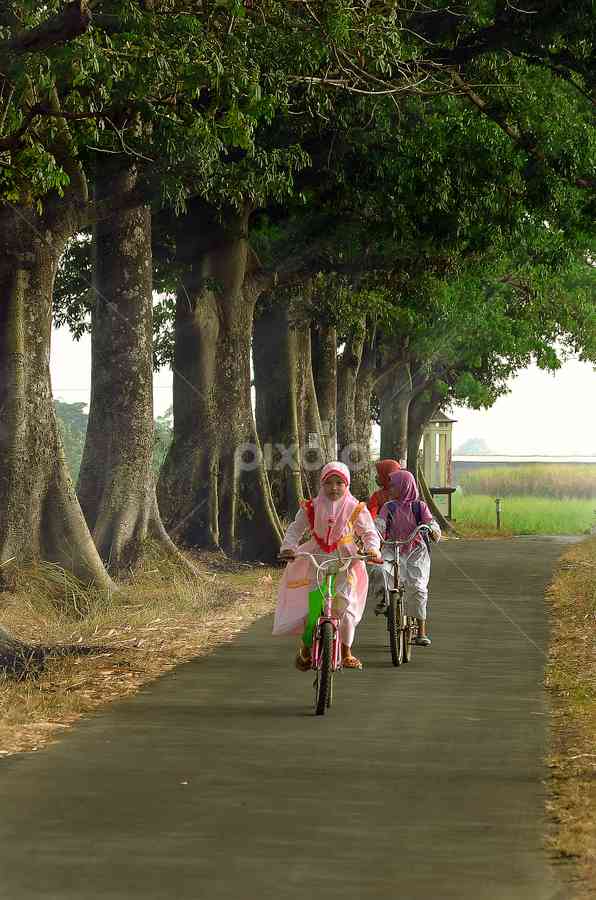 Ilustrasi anak-anak pergi mengaji dengan sepeda. Foto: Pixoto