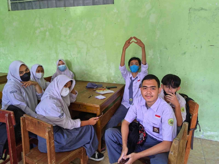 Diskusi peserta didik dalam kelas