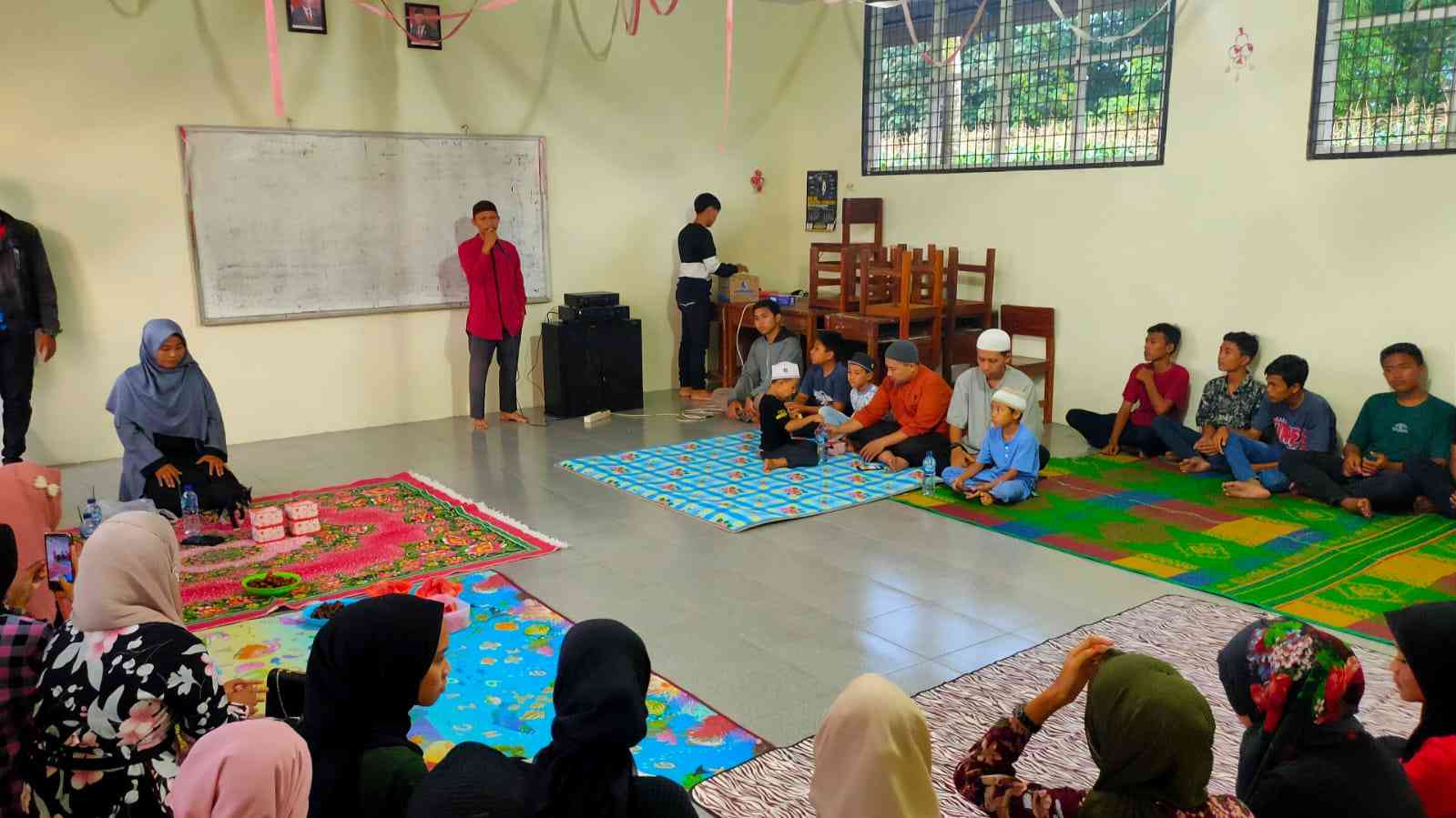 Saat sedang memberikan tausiah singkat (kultum) bukber di sekolah (dokpri)