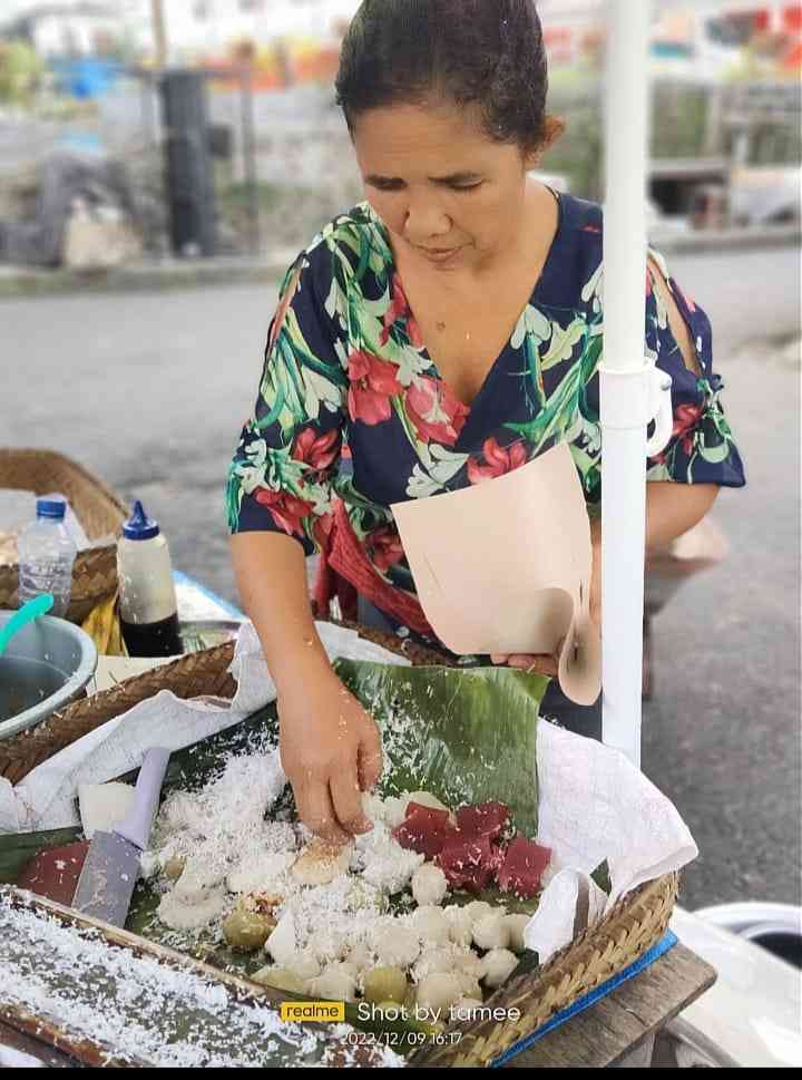 Penjual Kue tradisional, yang berwarna coklat adalah ongol-ongol | Dokpri