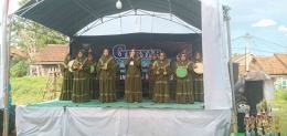 Team Qasidah MT.  Anisa dari Perum Taman Pesona , saat tampil di acara Gebyar Ramadhan 1444H. yang diselenggarakan oleh DKM Masjid Al Mukhlisin 