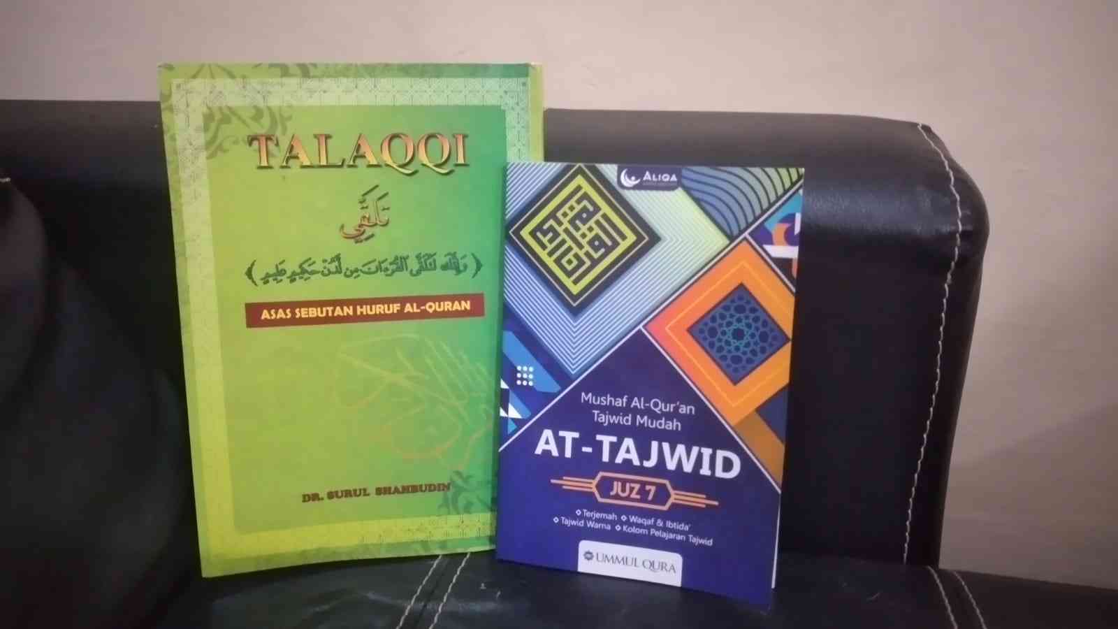 Belajar tahsin Al Qur'an mulai dari nol, buku yang hijau itu buku pegangannya. Yang di sebelah itu Al Qur'an per juz (Dokumen Pribadi)