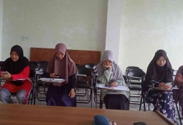 Peserta ekskul jurnalistik Mahad Al Jamiah UIN Raden Intan Lampung. Dokumentasi Pribadi