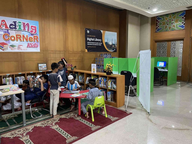 Anak-anak Membaca buku di perpustakaan Islamic Center Samarinda (Dokumen Pribadi : Riduannor/ Istimewa)