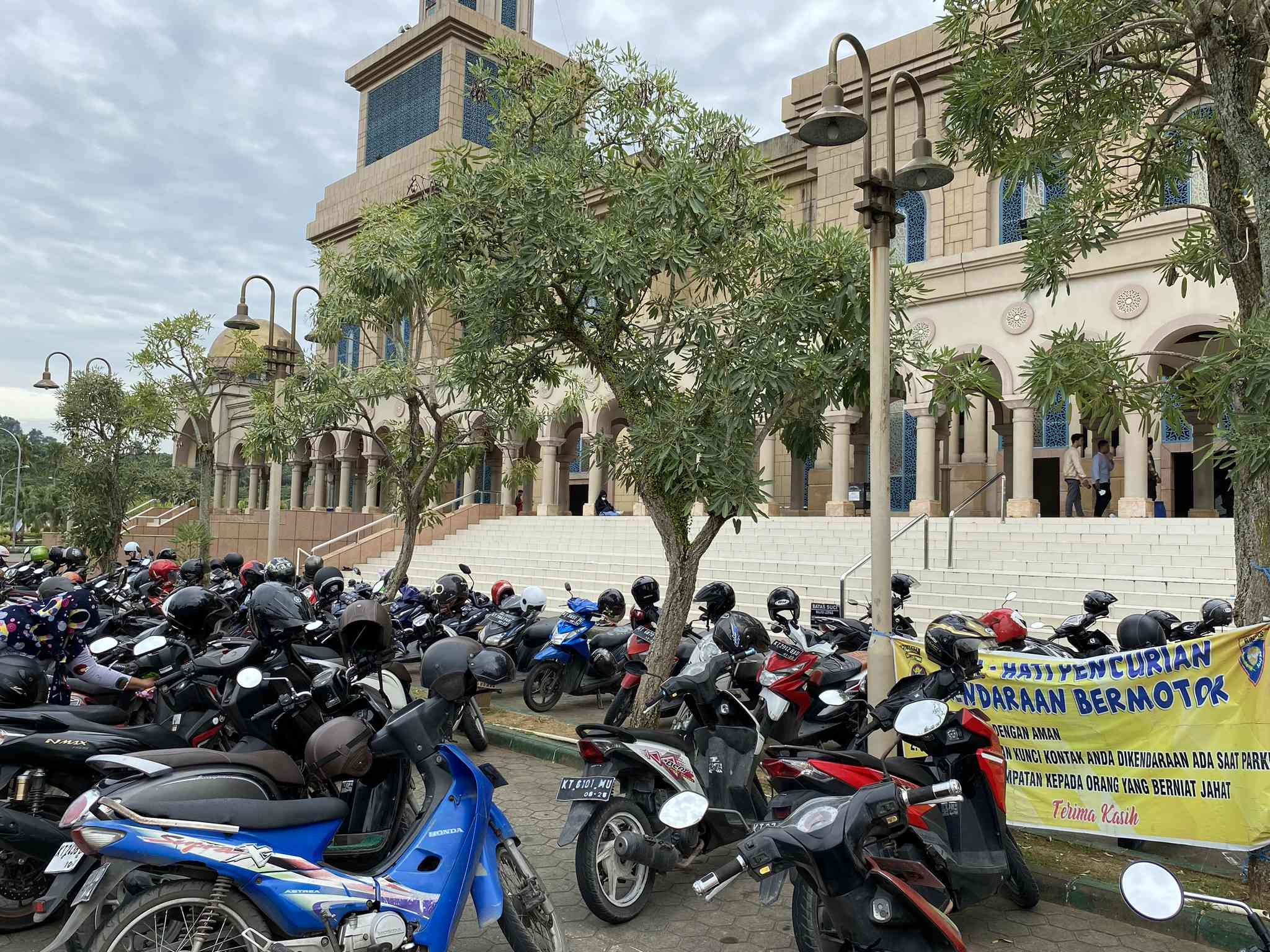 Islamic Center Samarinda dari depan dipenuhi motor pengunjung (Dokumen pribadi : Riduannor/Istimewa)