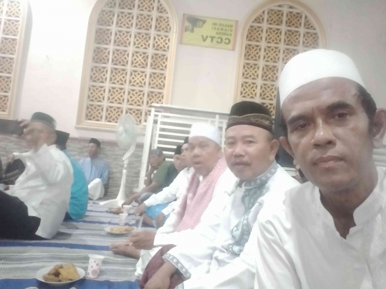 Bersama jamaah masjid mengikuti Pengajian Subuh selama Ramadan (foto dokpri)