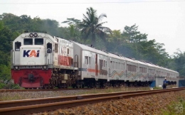 Ilustrasi kereta jarak jauh, di mana gerbong kedua di belakang lokomotif adalah hasil retrofit | Foto penulis