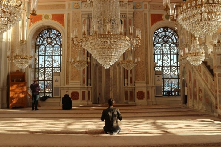 Ilustrasi Ramadhan, beribadah di masjid. (sumber: UNSPLASH/JIM PAVE via kompas.com)  