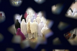 Ilustrasi shalat tarawih di masjid. (sumber: Shutterstock via kompas.com) 