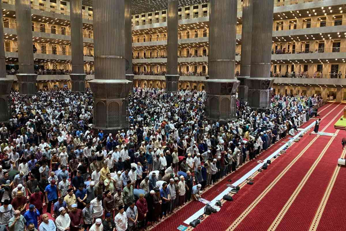 Sholat Tarawih Pertama Ramadhan 2023, Seluruh Saf di Masjid Istiqlal Terisi Penuh.