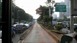 Suasana jalanan Kota Jakarta diambil dari dalam Transjakarta. Dokumen pribadi.