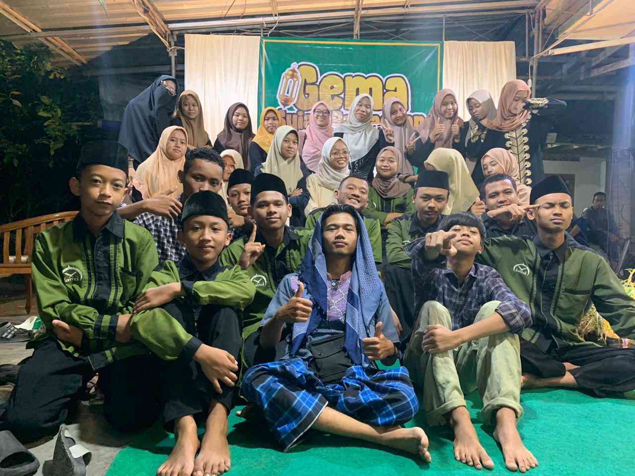 foto bersama remaja Masjid Al-Ma'arij Mancasan. (dokumen pribadi)