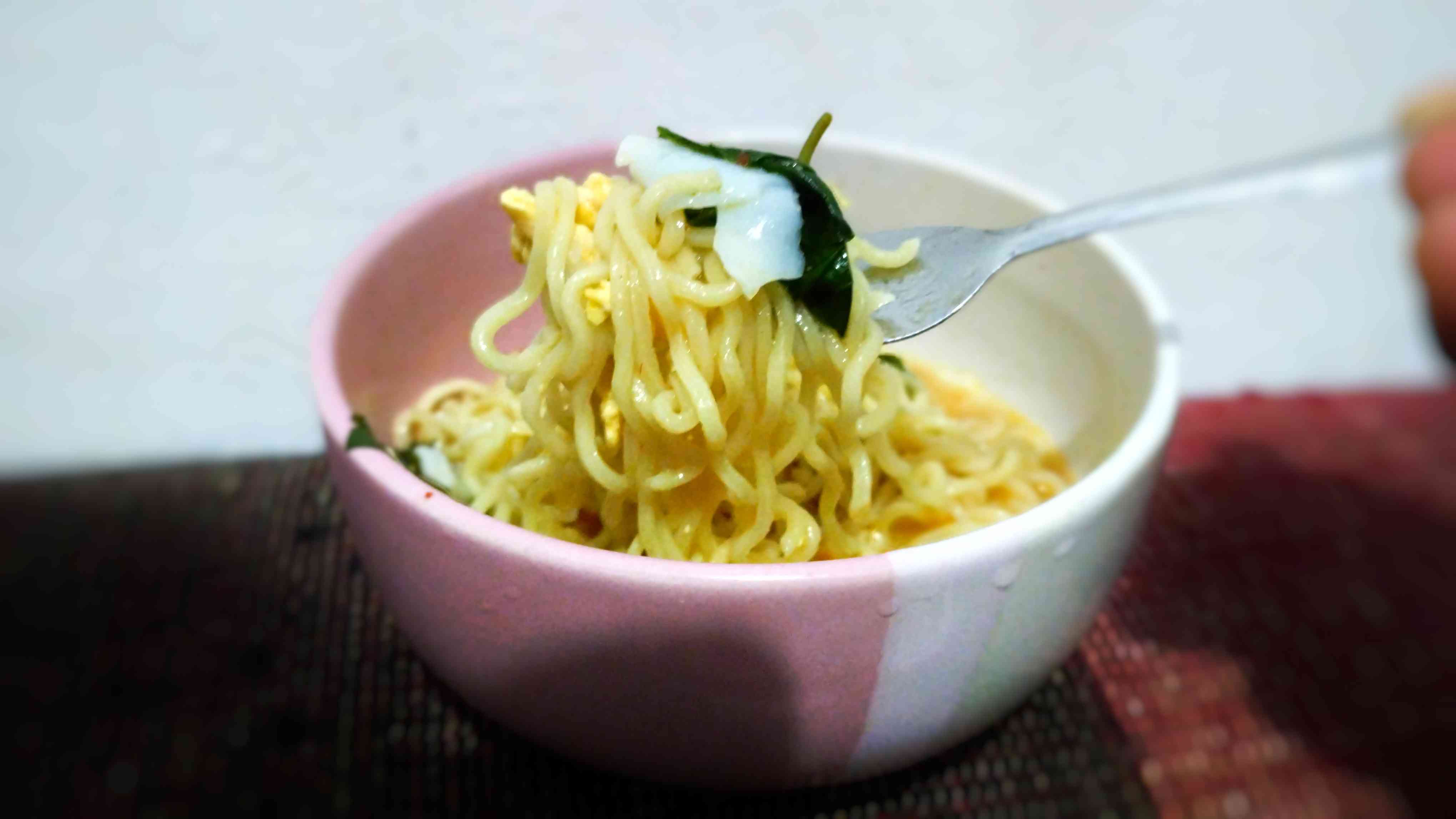 Mie rebus dengan topping telur dan sayur kangkung yang pas untuk sahur. (Foto Akbar Pitopang)