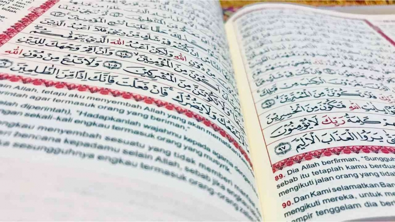 Al Qur'an dan terjemahannya. Sumber foto: stock foto Canva