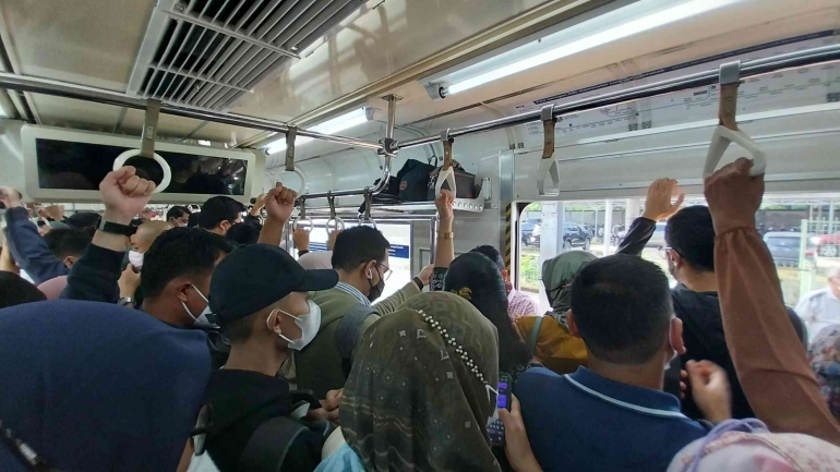 Suasana KRL pagi hari (sumber: penulis)