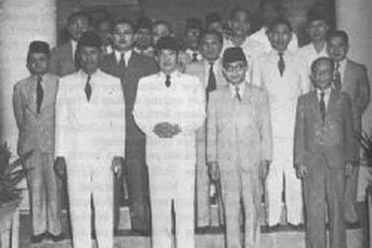 Foto bersama Para Menteri Kabinet Soekiman (dok foto: kompas.com)