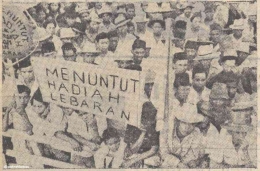 Buruh menuntut Hadiah Lebaran tahun 1950 di Tegalega, Bandung (dok foto: Twitter@potretlawas)