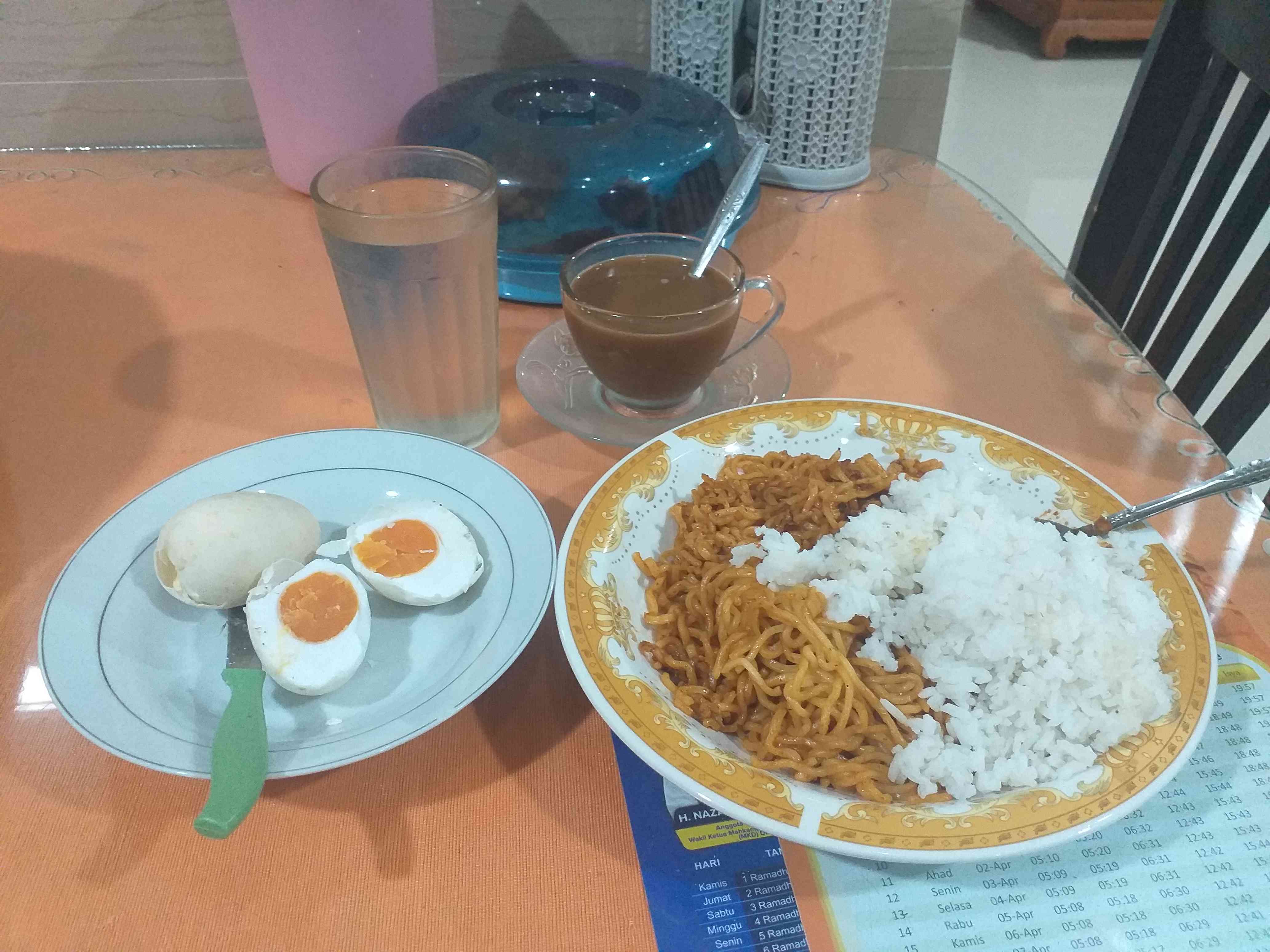 Kreasi Sahur Pakai Mie Instan bersama Nasi Putih dan Telur Bebek Asin, benar-benar Praktis & Maknyus (Image: dokumentasi pribadi)