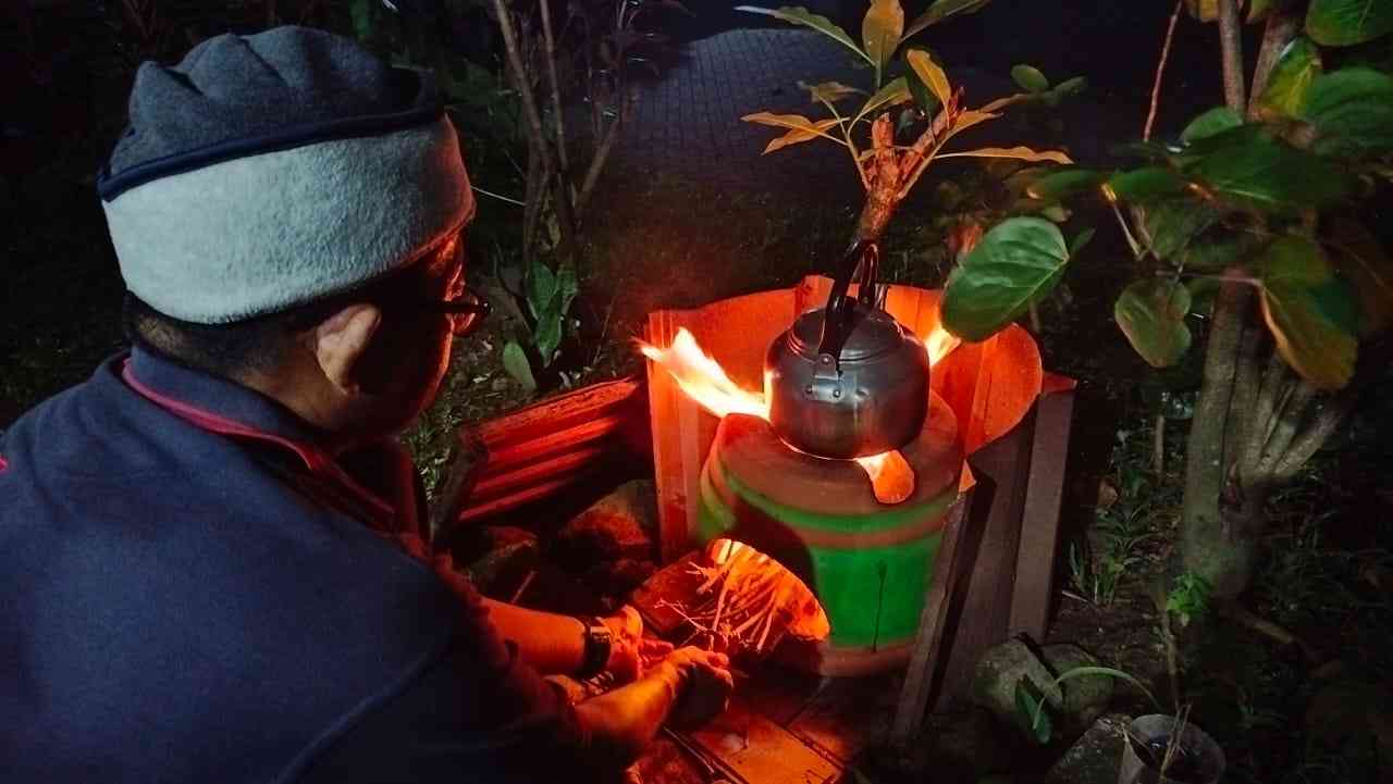 Persiapan masak mie instan menggunakan kayu bakar (dok: pribadi)