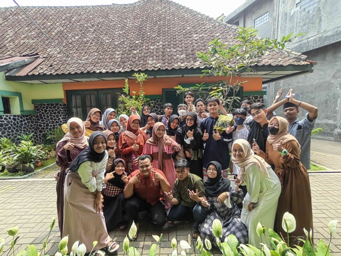 Foto bersama murid-murid di sekolah (Dokpri)
