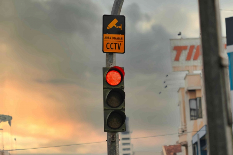 Lampu lalu lintas atau traffic light. (Foto: Unsplash.com/Visual Karsa)
