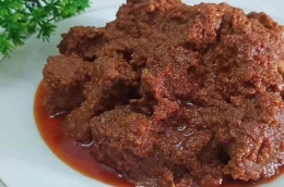 rendang, salah satu makanan favorit yang dibuat dari daging sapi (dok foto: sukoharjo.pikiran-rakyat.com)