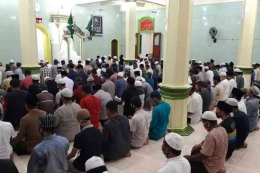Ratusan jamaah menjalankan shalat tarawih di Masjid Agung An Nur Batu Merah, Ambon (Kamis, 23/4/2020). Sumber: KOMPAS.COM/RAHMAT RAHMAN PATTY