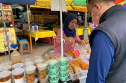 Penjual gorengan selama bulan Ramadhan. (KOMPAS.com/FIRDA JANATI)