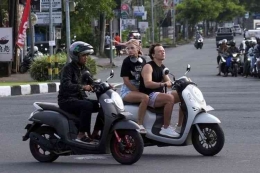Sejumlah turis asing mengendarai sepeda motor tanpa mengenakan helm di Jalan Sunset Road, Kuta, Badung, Bali, Selasa (28/2/2023).(ANTARA FOTO via BBC)