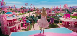 Alam fantasi di Barbie (2023), foto dari rottentomatoes.com
