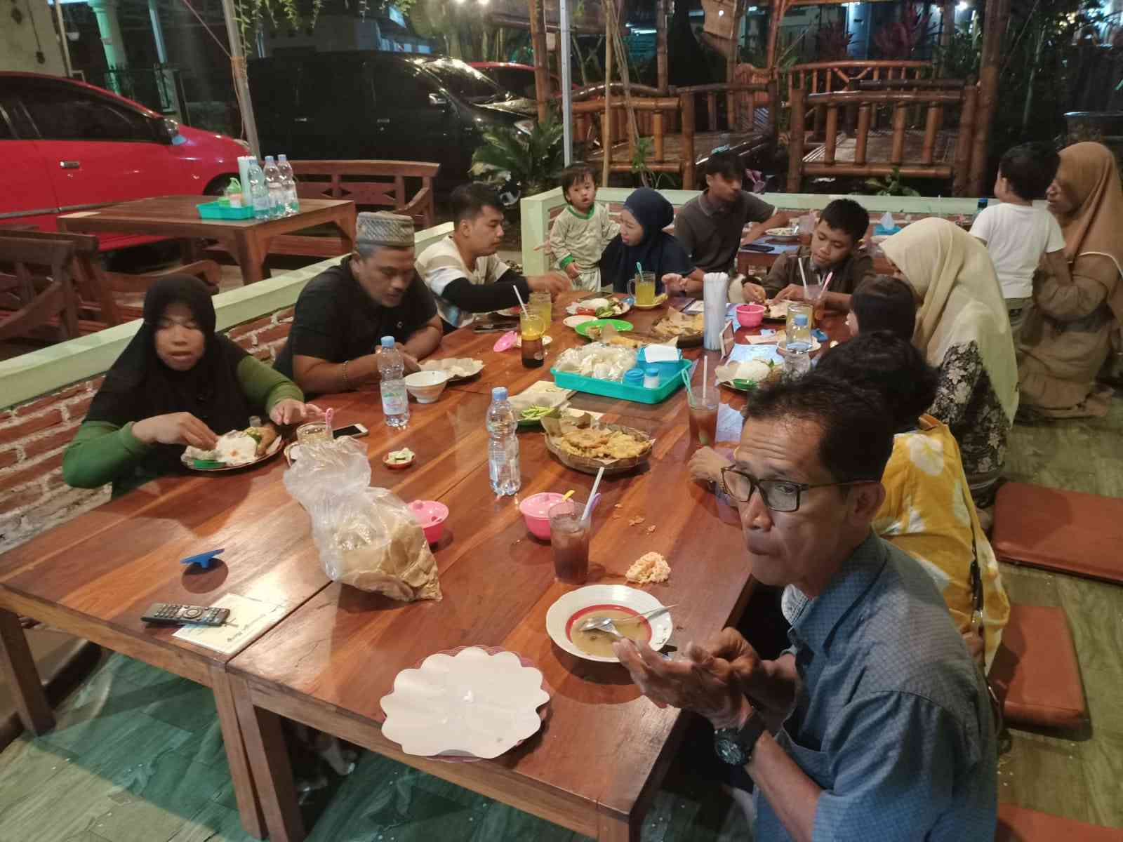 Suasana buka bersama keluarga di Warung Kung Dawukan Bulan klaten/Foto: Dokpri