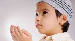 Anak kecil sedang berdoa belajar mengamalkan ajaran agama | Foto: kaltim.tribunnews.com