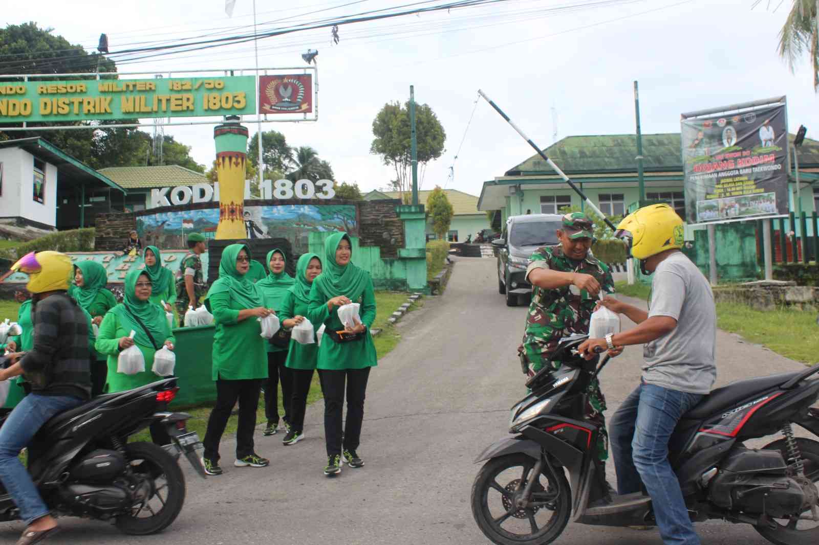 Dandim 1803/Fakfak Letkol Inf. Tri Handoko Wicaksono saat memberikan takjil kepada tukang ojek. (Foto: Istimewa/Kodim Fakfak)