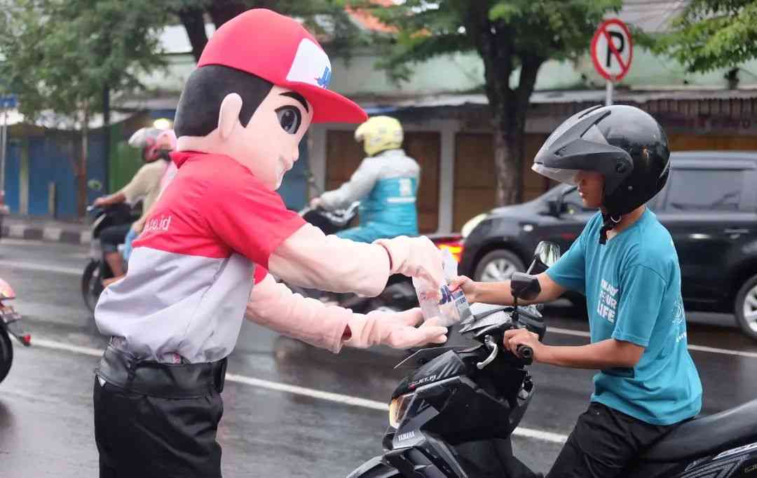 Joni berbagi takjil di kawasan JNE Sidoarjo pada Jumat 24 Maret 2023, (Dok.foto JNE)