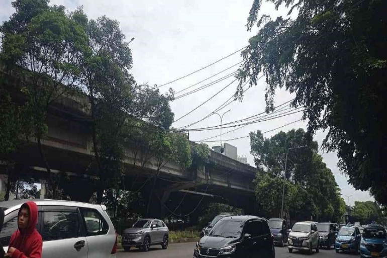 Gambar 1. Kabel yang membentang di dekat perempatan Metro Pondok Indah jalan TB. Simatupang Jakarta Selatan (dok.pribadi)