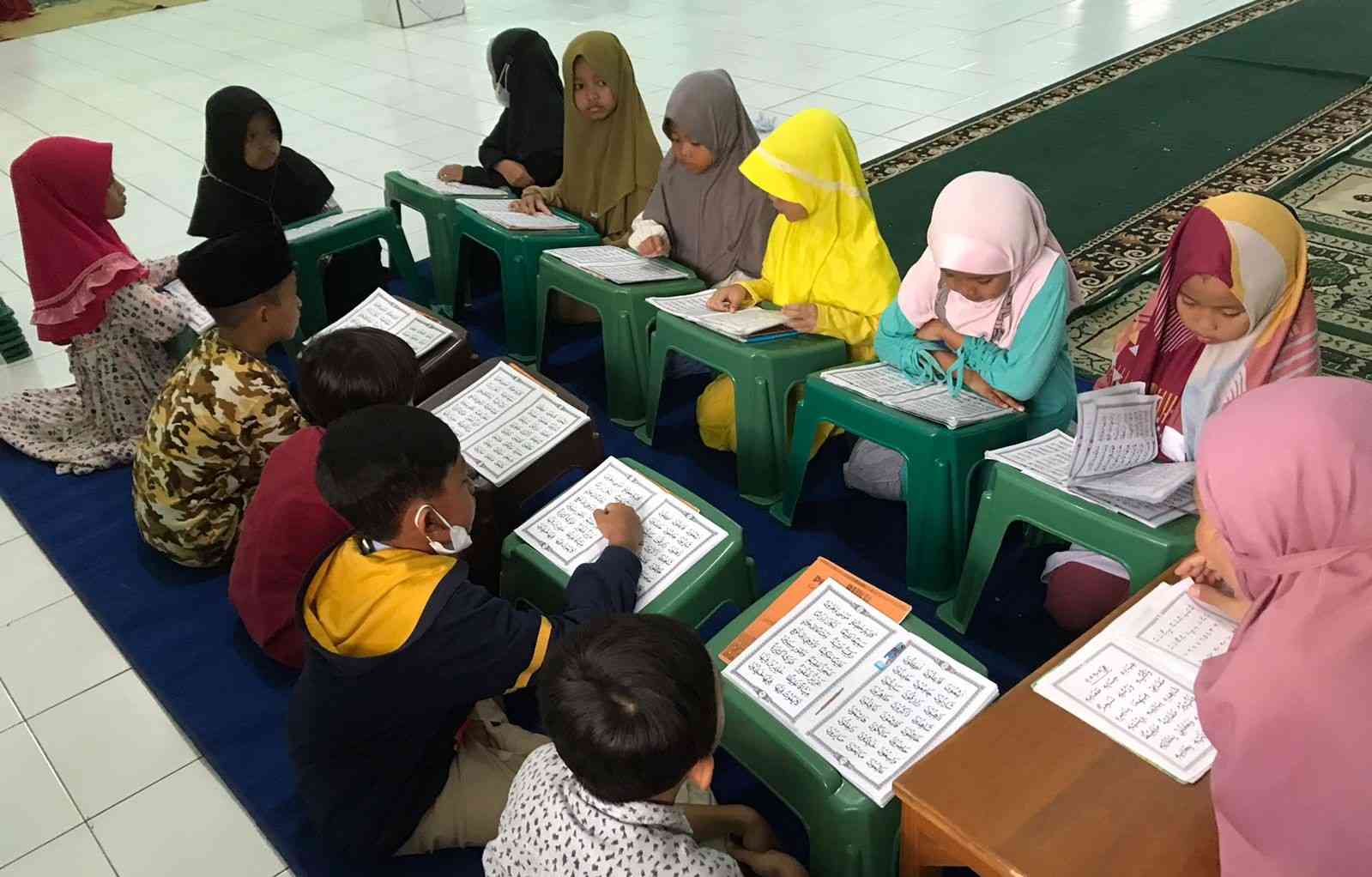 Kelas I SDIT Larish Magelang sedang tadarus al Qur'an dalam kegiatan pesantren ramadan 2023. Dok.sditlarish