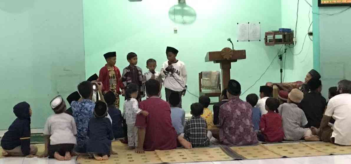 Menghafal ayat di depan teman-teman selain menanamkan nilai agama juga bisa melatih emosi.Dok.sditlarish