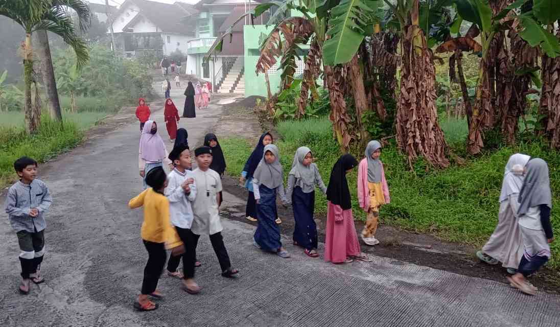 Senam dan jalan pagi bisa melatih perkembangan motorik siswa.Dok.sditlarish