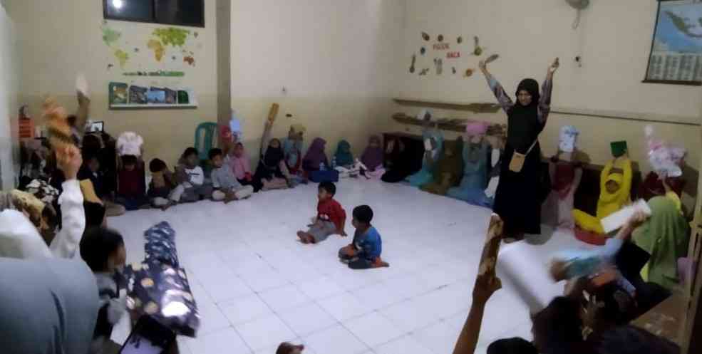 Ekpresi guru saat menjadi model tentang tema yang sedang dibahas dalam kegiatan pesantren ramadan kelas I SDIT Larish.Dok.sditlarish